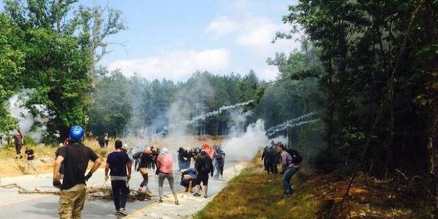 Πάνω από 40 μολότοφ στις Σκουριές και 78 συλλήψεις