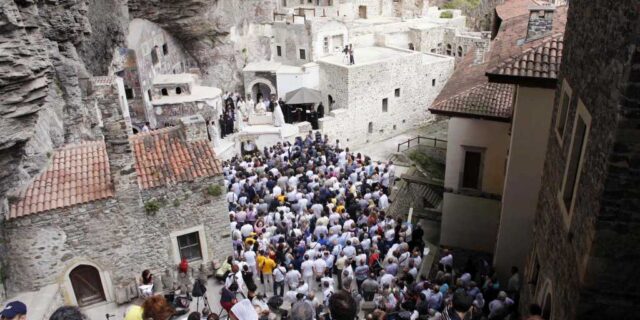 Δεκαπενταύγουστος, το Πάσχα του καλοκαιριού σε όλη τη χώρα. Από τα φιδάκια στην Κεφαλονιά, στην Παναγιά του Χάρου