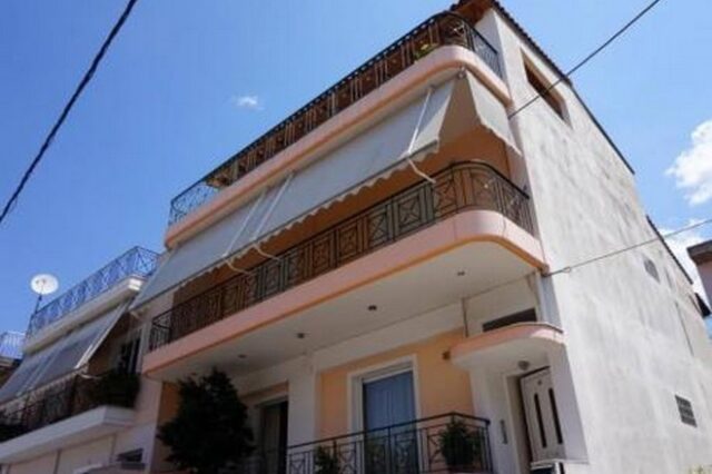 Συγκλονίζουν οι λεπτομέρειες του φονικού στην Πάτρα. Κατακρεούργησε τη γυναίκα του και επιτέθηκε στο γιο του ενώ κοιμόταν