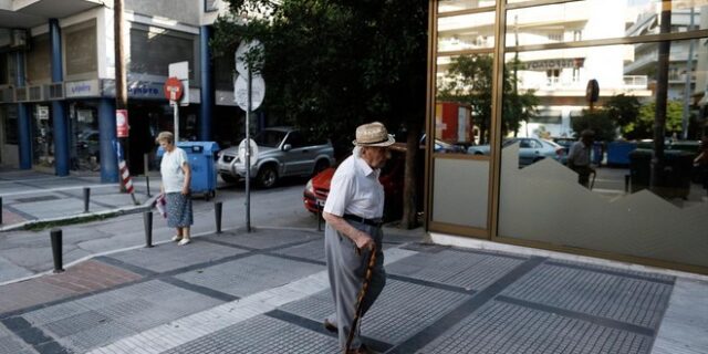 Νέο πετσόκομμα στις επικουρικές συντάξεις. Αναλυτικά τα ποσά που χάνουν οι συνταξιούχοι