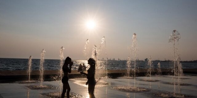 Αντέχει ο τουρισμός και μπορεί να πιάσει το ρεκόρ των 25 εκατ. αφίξεων για το 2015