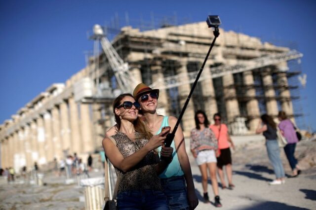 Bloomberg: Οι τουρίστες εξακολουθούν να συρρέουν στην Ελλάδα και αποφεύγουν την Τουρκία