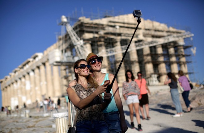 Bloomberg: Οι τουρίστες εξακολουθούν να συρρέουν στην Ελλάδα και αποφεύγουν την Τουρκία