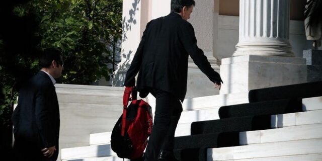 Μικραίνει αλλά δεν μηδενίζεται η απόσταση Ελλάδας – δανειστών