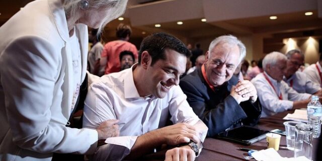 Η κυβέρνηση διαψεύδει ότι ψάχνει ‘συγγραφείς μνημονίων’