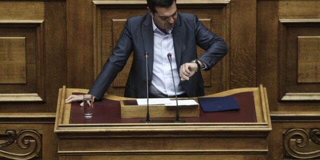ΝΔ: Ο Τσίπρας τρέχει σε εκλογές για να προλάβει το λογαριασμό των νέων μέτρων