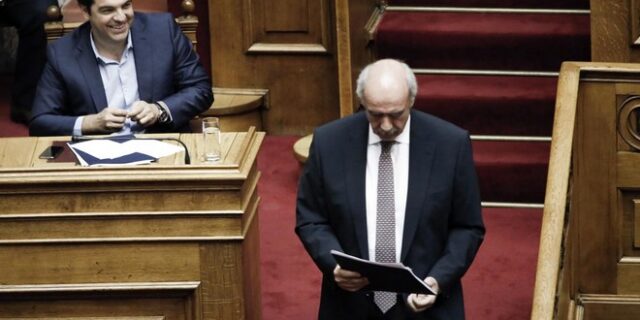 Πόλεμος ανακοινώσεων με νέα απάντηση της ΝΔ: Αυτός που παραβιάζει συστηματικά το Σύνταγμα είναι ο Τσίπρας