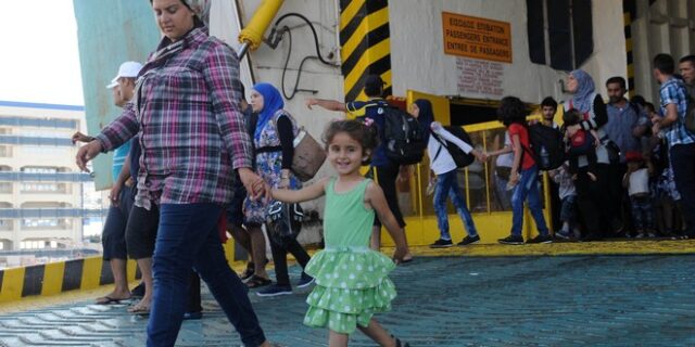 Περίπου 6.000 πρόσφυγες αποβιβάστηκαν το πρωί στον Πειραιά
