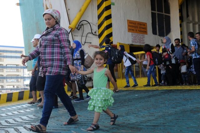 Τουλάχιστον 5.000 μετανάστες έφθασαν, από τη Μυτιλήνη, στο λιμάνι του Πειραιά