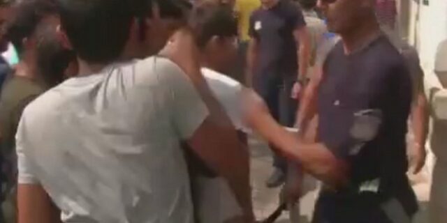 Συγνώμη ζητά ο αστυνομικός που χαστούκισε μετανάστη αν και υποστηρίζει πως απλώς “τον χάιδεψε”