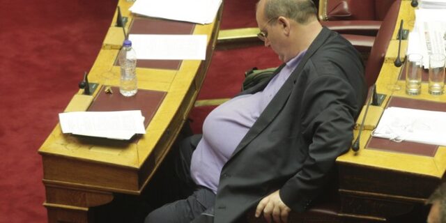 Ξενοδοχείο η “Βουλή”. Όταν οι εκπρόσωποι του λαού κοιμούνται στα έδρανα περιμένοντας την ψηφοφορία