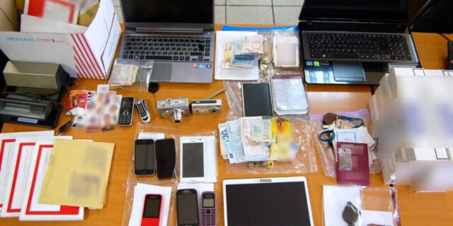 Εξαρθρώθηκε σπείρα που ‘έβγαζε’ πλαστά διαβατήρια και βίζες σε πρόσφυγες και μετανάστες