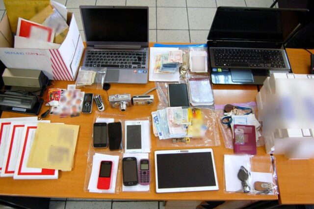 Εξαρθρώθηκε σπείρα που ‘έβγαζε’ πλαστά διαβατήρια και βίζες σε πρόσφυγες και μετανάστες