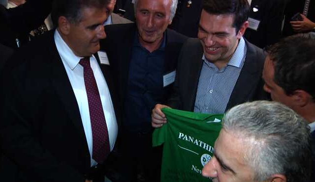 Βίντεο: Το “πράσινο” δώρο στον Τσίπρα και η αντίδρασή του για τον Ολυμπιακό