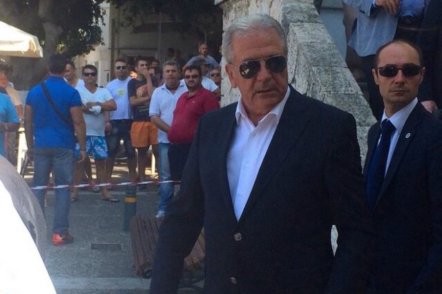 Αβραμόπουλος: Οι πρόσφυγες αντικρίζουν για πρώτη φορά την Ευρώπη στα νησιά μας