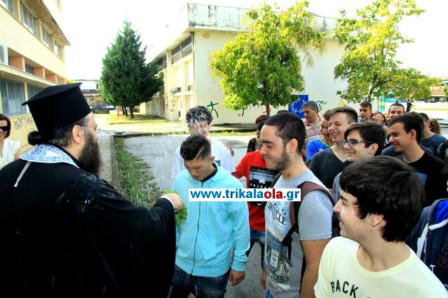 Τρίκαλα: Πρωτοσύγκελος έκανε ‘μπάνιο’ τους μαθητές αγιάζοντας τους