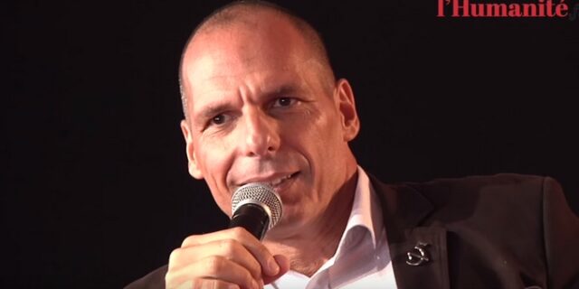 Ο Βαρουφάκης με σφυροδρέπανο στο πέτο ανακοίνωσε το Σχέδιο Β για την Ευρώπη