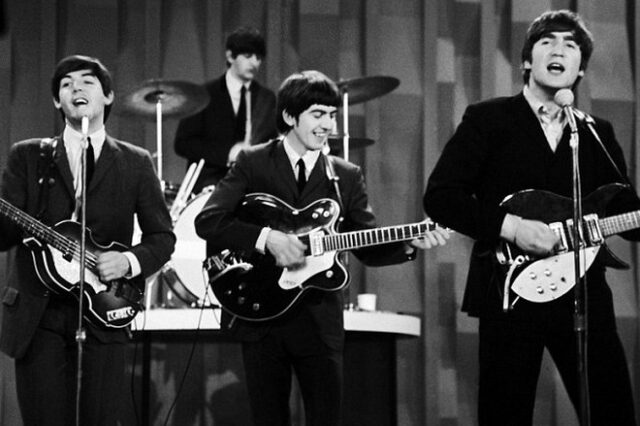 Το πρώτο συμβόλαιο των Beatles με τον μάνατζερ Μπράιαν Επστάιν πουλήθηκε έναντι μισού εκατ. ευρώ