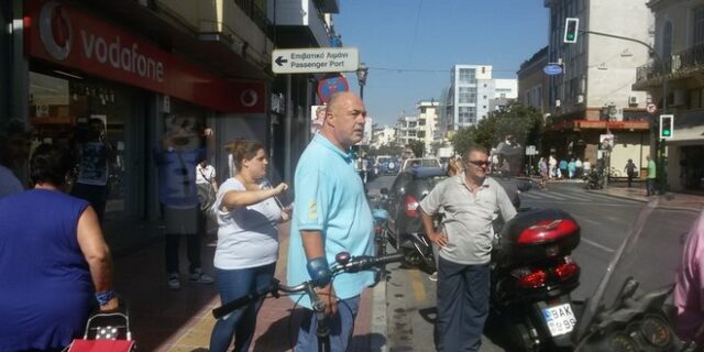 Βόλος: Ο Μπέος σε scooter προειδοποιεί τους οδηγούς που έχουν παρκάρει παράνομα
