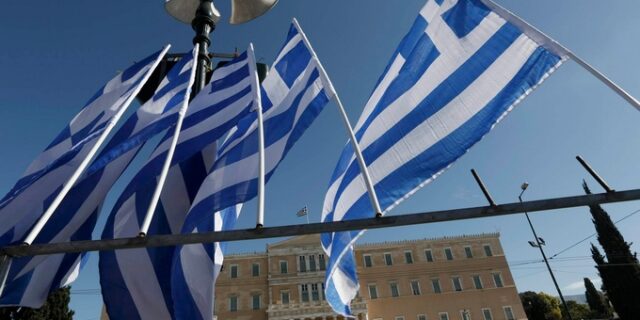 Έρευνα Bloomberg: Σίγουροι για ελάφρυνση του ελληνικού χρέους οι οικονομολόγοι