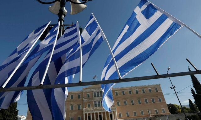 Έρευνα Bloomberg: Σίγουροι για ελάφρυνση του ελληνικού χρέους οι οικονομολόγοι