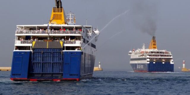Διάσωση προσφύγων από το πλήρωμα του Blue Star