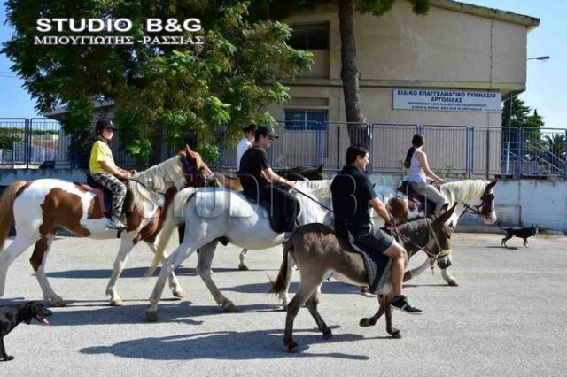 Εκλογές 2015: Έφιπποι σε εκλογικό τμήμα Ναυπλίου