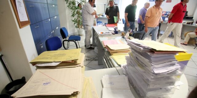 Με “τσουνάμι” κατασχέσεων απειλεί η εφορία