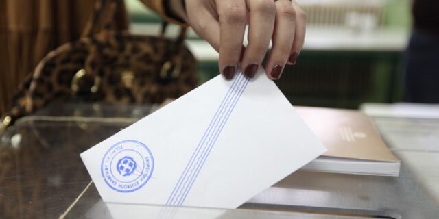 Δημοσκόπηση: Στήθος με στήθος ΣΥΡΙΖΑ –  ΝΔ. Κάτω από μία μονάδα η διαφορά