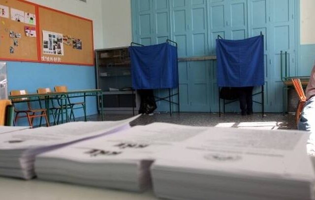 Πήγε με μπαλτά στο εκλογικό τμήμα
