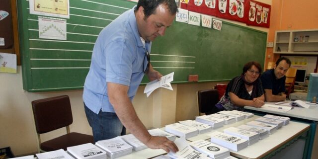 Δημοσκόπηση – ανατροπή: Πρώτη φορά, οριακά μπροστά η ΝΔ. Μέσα Λεβέντης, τρίτη Χ.Α.