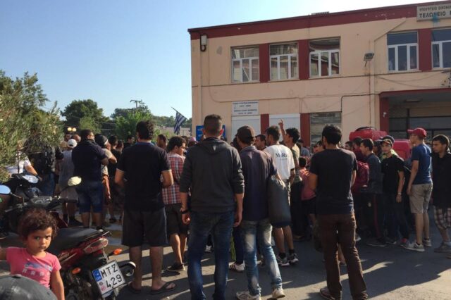 Βίντεο: Εκρηκτική η κατάσταση στη Μυτιλήνη. Διαμαρτυρία μεταναστών στο λιμάνι