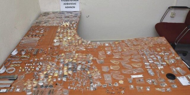 Έβλεπε βιτρίνες και ανακάλυψε τα κοσμήματα που του είχαν κλέψει πριν έναν χρόνο!