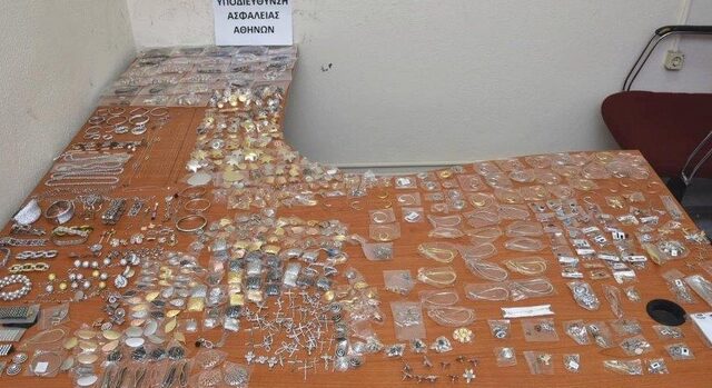 Έβλεπε βιτρίνες και ανακάλυψε τα κοσμήματα που του είχαν κλέψει πριν έναν χρόνο!