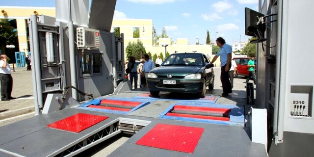 Ατελείωτες ουρές στα ΚΤΕΟ. Τρέχουν για να προλάβουν πρόστιμα και προθεσμίες