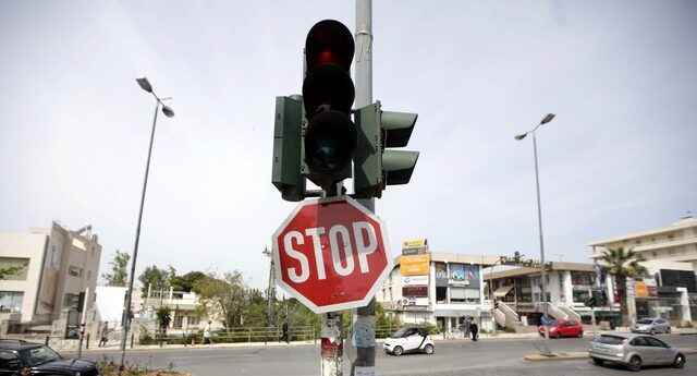 “Αχρωματοψία” εμφάνισαν πάνω από 340 οδηγοί που πέρασαν το “κόκκινο”