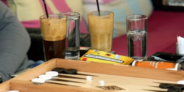 Μηχανή του Χρόνου: Η ιστορία του φραπέ και το μυστικό του θρυλικού Λέντζου