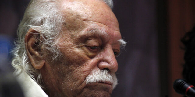 Αν και στο Επικρατείας της ΛΑ.Ε., ο Γλέζος προτείνει ψήφο και στο ΚΚΕ