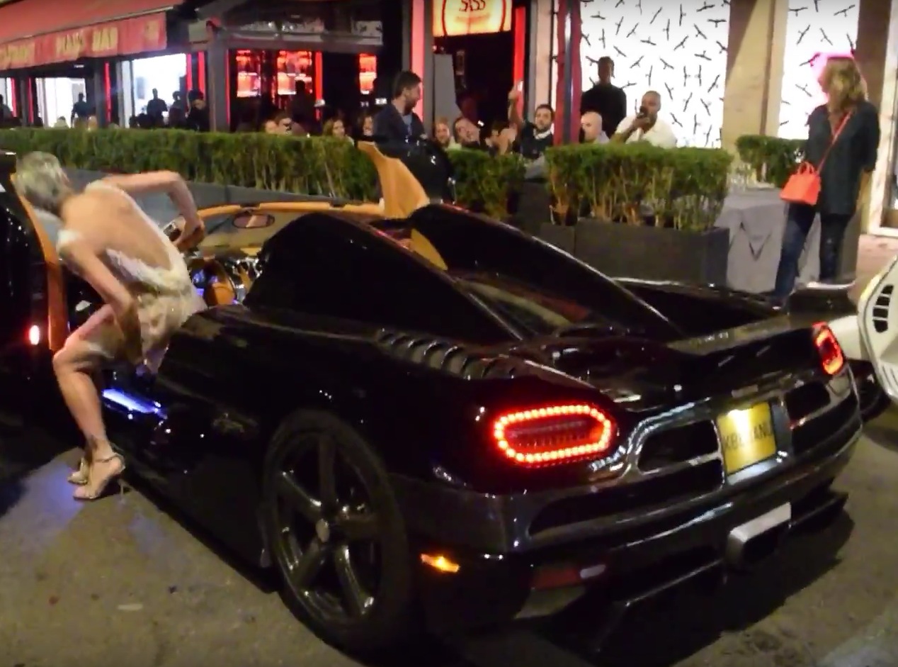 Η σέξι γυναίκα που οδηγεί την Koenigsegg Agera R σαν να την …κλέβει. Βίντεο