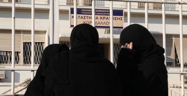 Συνελήφθησαν ‘μαϊμού’ μοναχές που πουλούσαν εικόνες και σταυρουδάκια