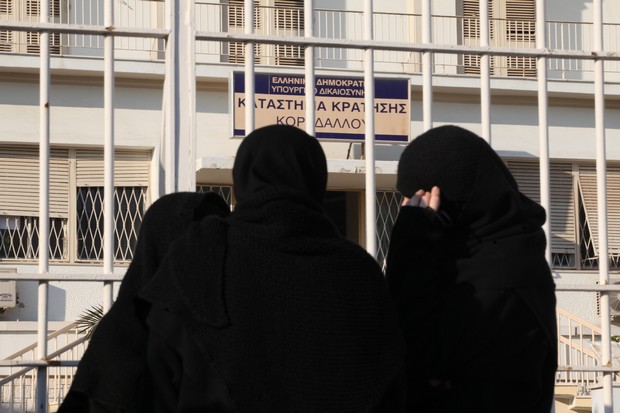 Συνελήφθησαν ‘μαϊμού’ μοναχές που πουλούσαν εικόνες και σταυρουδάκια