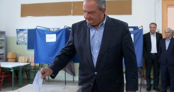 Εκλογές 2015. Χωρίς να κάνει δηλώσεις ψήφισε ο Κώστας Καραμανλής