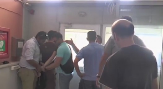 Επίθεση με γιαούρτια στον Κικίλια έξω από την Αντιπεριφέρεια Καβάλας