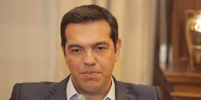 Ο Αλέξης Τσίπρας με στενό κοστούμι