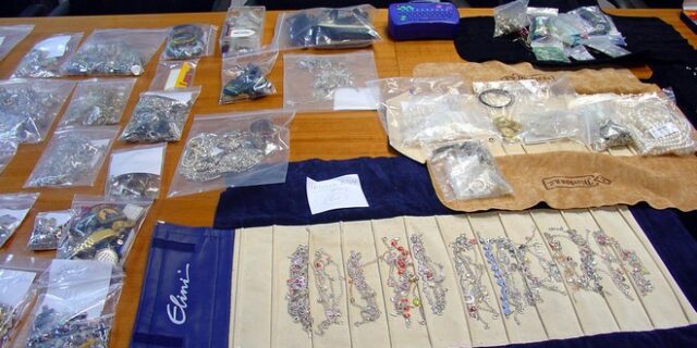 ‘Αετονύχισσα’ άδειαζε με ταχυδακτυλουργικές κινήσεις γνωστά κοσμηματοπωλεία σε Αθήνα και Κηφισιά
