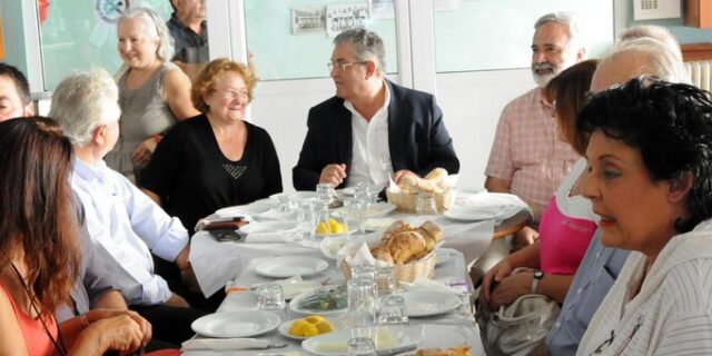 Εκλογές 2015: Στο προεκλογικό περίπτερο του ΚΚΕ αλλά και την αγορά της Καλλιθέας ο Δημήτρης Κουτσούμπας