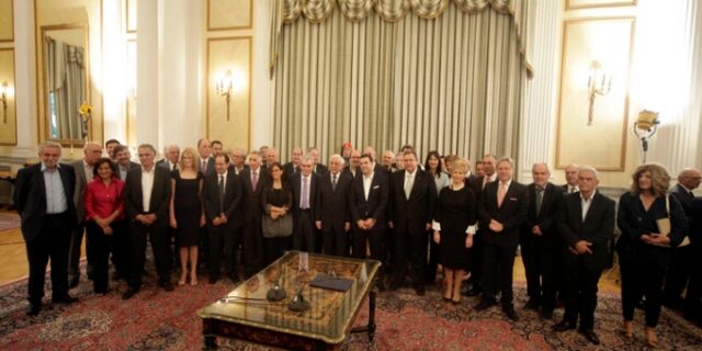 Ορκωμοσία νέας κυβέρνησης: Οι προτεραιότητες, οι υποσχέσεις και το σχέδιο σωτηρίας με… γεμιστά
