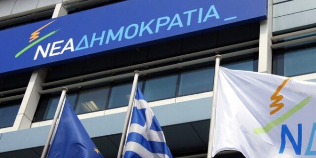 Με συμβολικές κινήσεις προς το φιλελεύθερο κέντρο, αλλά και τη λαϊκή δεξιά, οι λίστες της ΝΔ
