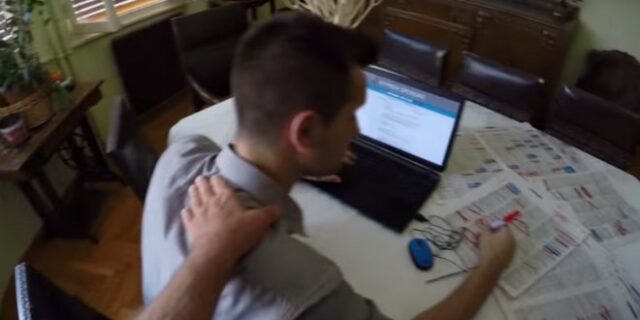 Tο νέο προεκλογικό σποτ της ΝΔ: Μία μέρα στη ζωή του Γιάννη και του Γιάννη, παππού και εγγονού
