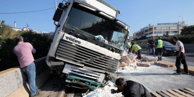 Ανατροπή νταλίκας στην Εθνική Οδό Αθηνών-Κορίνθου στο ύψος των Μεγάρων